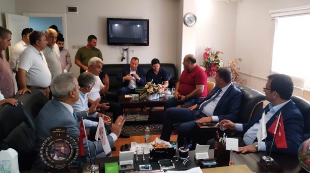 I.B.B.Başkanı Sn.Ekrem İmamoğlu,Kadıköy Salıpazarı’nda;Kadıköy Bel.Başk.Şerdil Dara Odabaşı ve ekibiyle birlikte pazarcı esnaflarımız ve odamızı ziyarette bulundular…