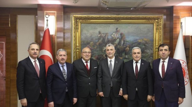 Ankara’da Pazarcılar Federasyonu olarak birtakım görüşmeler yaparak,Ticaret Bakanımız Sn.Ömer Bolat’a ve Bakan Yardımcımız Sn.Mahmut Gürcan’a yeni görevlerinde hayırlı olsun ziyaretinde bulunduk…