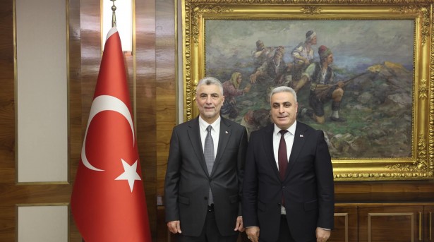 Ankara’da Pazarcılar Federasyonu olarak birtakım görüşmeler yaparak,Ticaret Bakanımız Sn.Ömer Bolat’a ve Bakan Yardımcımız Sn.Mahmut Gürcan’a yeni görevlerinde hayırlı olsun ziyaretinde bulunduk…